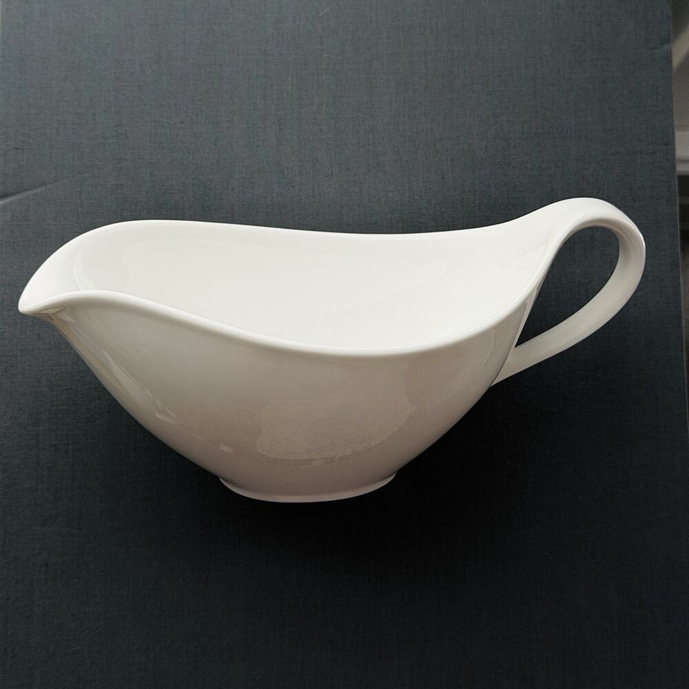 Villeroy & Boch Anmut Gravy Boat Premium Bone Porcelain MSRP $138 MINT Condition